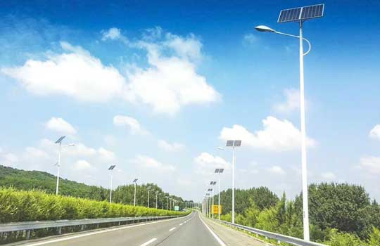 在路上隨處可見的太陽(yáng)能路燈